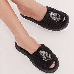 DESMOND & DEMPSEY
Sansindo Tiger Embroidery Unisex Corduroy Slides
